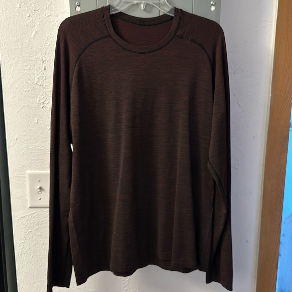 Men’s maroon long sleeve size large excellent condition